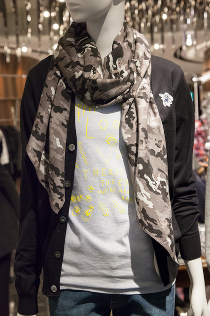 カモフラージュ柄のスカーフにも火の鳥がデザインされている