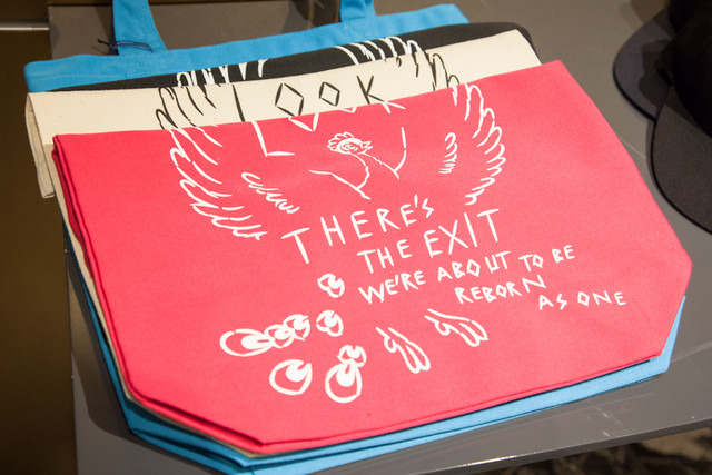 キャンバス地のトートバッグは４色展開（3,360円）