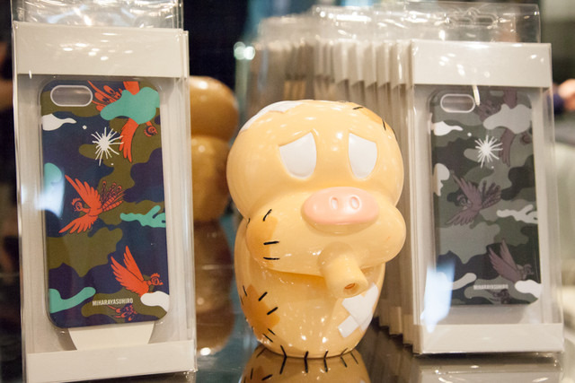 カモフラージュ柄に火の鳥が舞うデザインのスマホケース（7,140円）