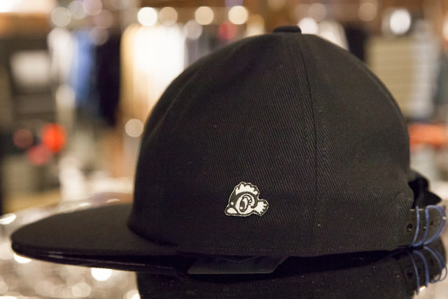 火の鳥がワンポイントのモノトーンのキャップ（9,975円）