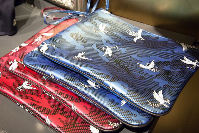 クラッチとしても使えるバッグは２色展開（1万9,950円）