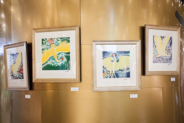 火の鳥モチーフのイラストやポスターがショップを囲む