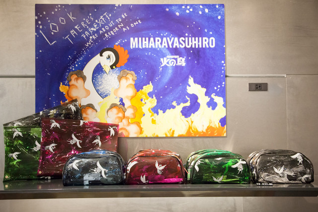 クリスマスギフトにもおすすめのカラフルな小物（各8,820円）