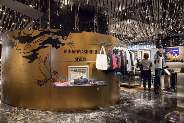 手塚治虫「火の鳥」舞うミハラヤスヒロ、新宿伊勢丹にオープン