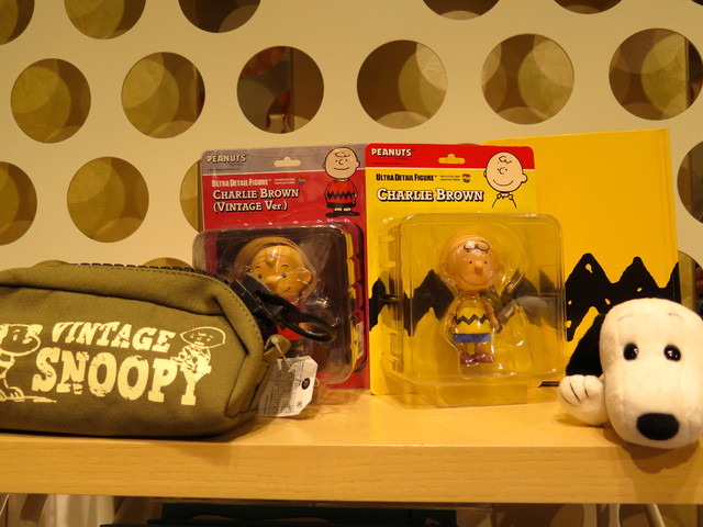 ビンテージのビジュアルをしようしたポーチ、ぬいぐるみ、ベアブリック(c) FASHION HEADLINE