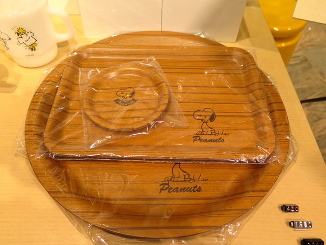 伊勢丹新宿店限定の木製のプレート　(c) FASHION HEADLINE