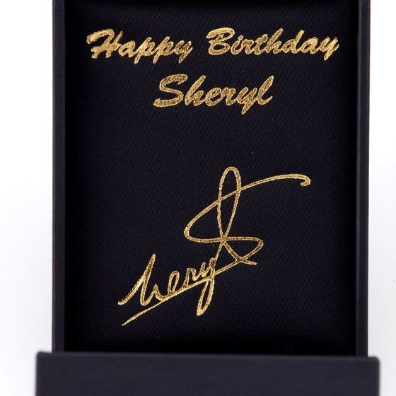 「シェリル・ノーム バースディ ブレスレット」71,500 円（税込）（C）2011 ビックウエスト／劇場版マクロスF製作委員会