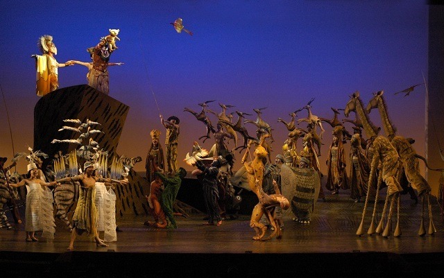 サークル・オブ・ライフ。生命の連環を高らかに謳いあげます。（C）Disney舞台写真　阿部章仁、上原タカシ