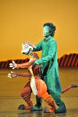 ティモンの素材、ボディはシルク、頭部はフォーム（発泡性の素材）で出来ている。（C）Disney舞台写真　阿部章仁、上原タカシ