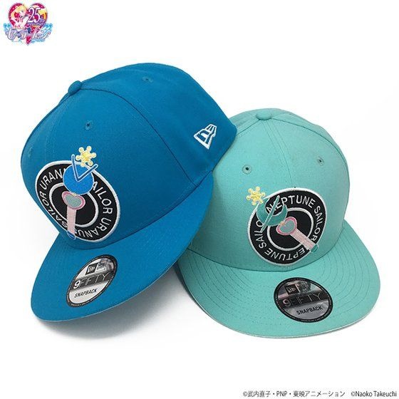 「美少女戦士セーラームーン×NEW ERA　セーラーネプチューンキャップ」「美少女戦士セーラームーン×NEW ERA　セーラーウラヌスキャップ」各7,700 円（税込）（C）武内直子・PNP・東映アニメーション