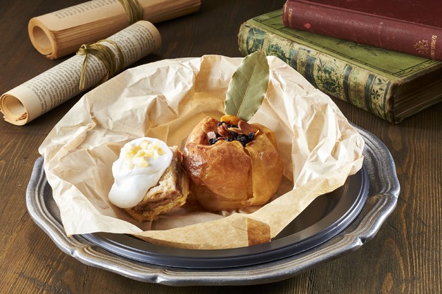 『進撃の巨人 調査兵団の食堂』契約のリンゴ～焼きリンゴのデザート～（C）諫山創・講談社／「進撃の巨人」製作委員会 TM & （C） Universal Studios. All rights reserved.