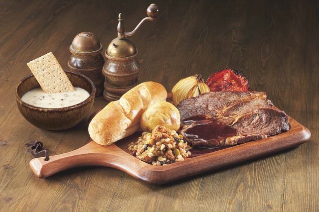 『進撃の巨人 調査兵団の食堂』調査兵団プレート～ビーフステーキ～（C）諫山創・講談社／「進撃の巨人」製作委員会 TM & （C） Universal Studios. All rights reserved.