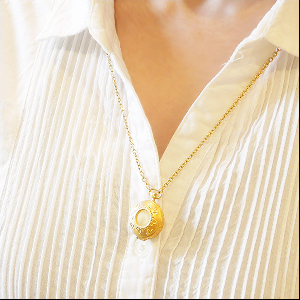 「コンパクトモチーフペンダント」12,000円（税抜）（C） 白井カイウ・出水ぽすか／集英社・約束のネバーランド製作委員会