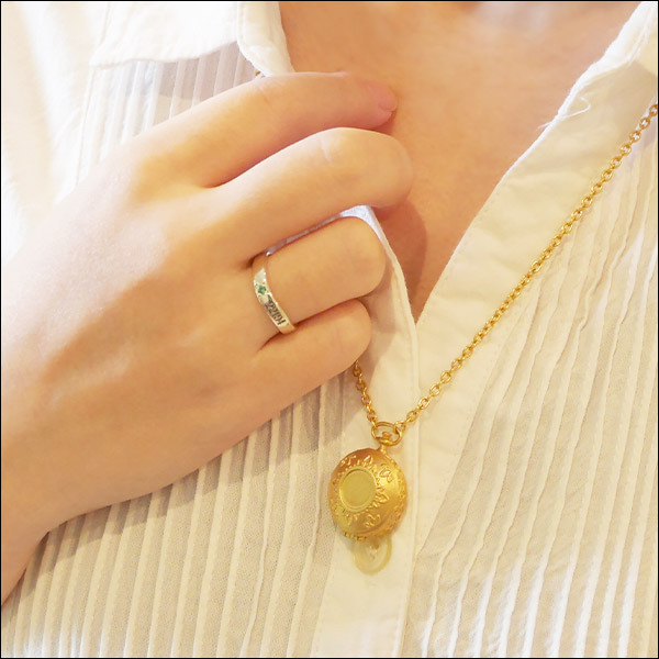 「モチーフリング＜ノーマンver＞」8,000円（税抜）（C） 白井カイウ・出水ぽすか／集英社・約束のネバーランド製作委員会