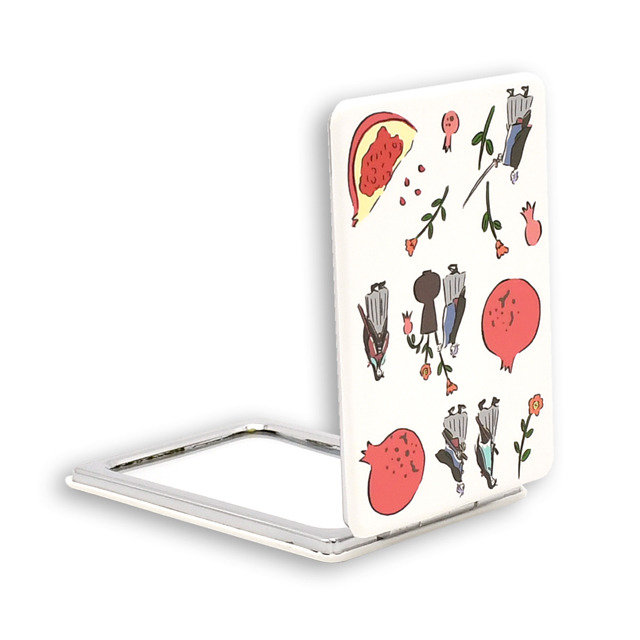 「コンパクトミラー」和泉守兼定・歌仙兼定とザクロ　1,500円（税抜）(C) 2015-2018 DMM GAMES/Nitroplus