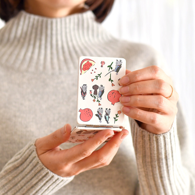 「コンパクトミラー」和泉守兼定・歌仙兼定とザクロ　1,500円（税抜）(C) 2015-2018 DMM GAMES/Nitroplus