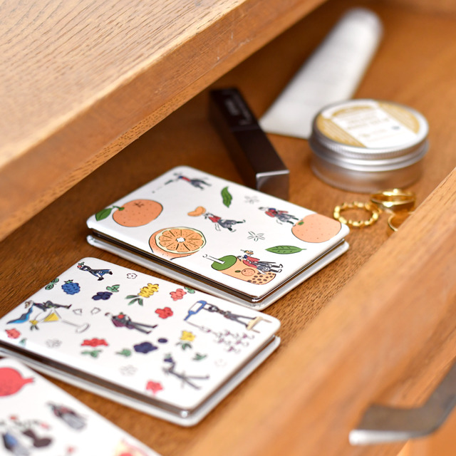 「コンパクトミラー」陸奥守吉行とミカン、長船派とミックスベリー、和泉守兼定・歌仙兼定とザクロ 各1,500円（税抜）(C) 2015-2018 DMM GAMES/Nitroplus