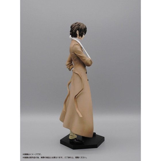 「文豪ストレイドッグス　1/8スケールフィギュア　太宰治」13,200円（税込）（C）朝霧カフカ・春河35/KADOKAWA/2019文豪ストレイドッグス製作委員会
