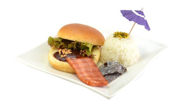 「Gintama Diner」ハミ出る厚切りベーコンバーガー （3）炭水化物×炭水化物☆神楽セット（850円）（C）空知英秋／集英社・テレビ東京・電通・BNP・アニプレックス
