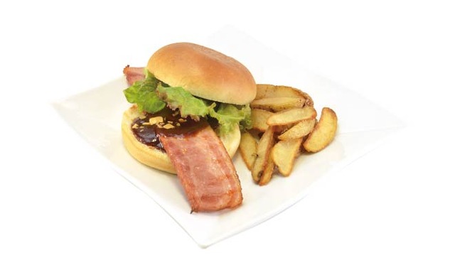 「Gintama Diner」ハミ出る厚切りベーコンバーガー （1）腹持ち重視☆銀時セット（850円）（C）空知英秋／集英社・テレビ東京・電通・BNP・アニプレックス