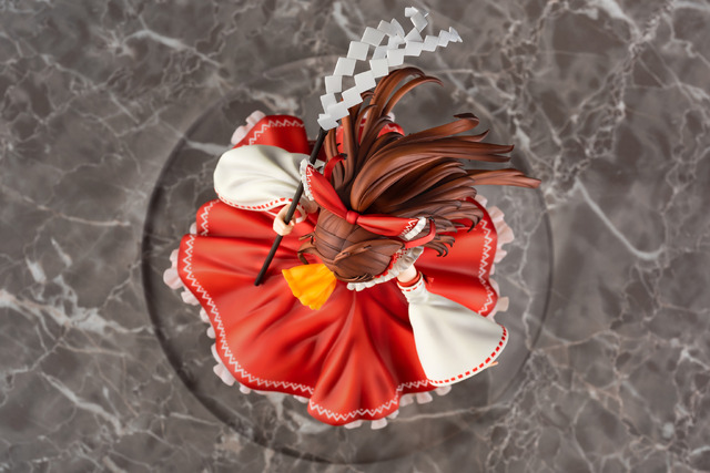 1/7スケールフィギュア「博麗霊夢 唖采弦二Ver.」18,000円（税別）(C)上海アリス幻樂団　illustration:唖采弦二