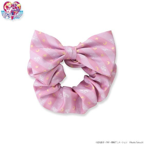 「美少女戦士セーラームーン うさぎちゃんのおやすみシリーズ」「お布団柄ヘアアクセサリー」リボン付きシュシュ：1320円（C）武内直子・PNP・東映アニメーション（C）Naoko Takeuchi