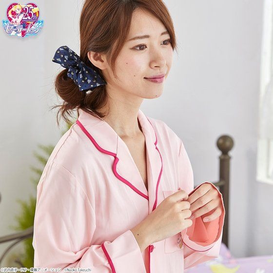 「美少女戦士セーラームーン うさぎちゃんのおやすみシリーズ」「お布団柄ヘアアクセサリー」リボン付きシュシュ：1320円（C）武内直子・PNP・東映アニメーション（C）Naoko Takeuchi