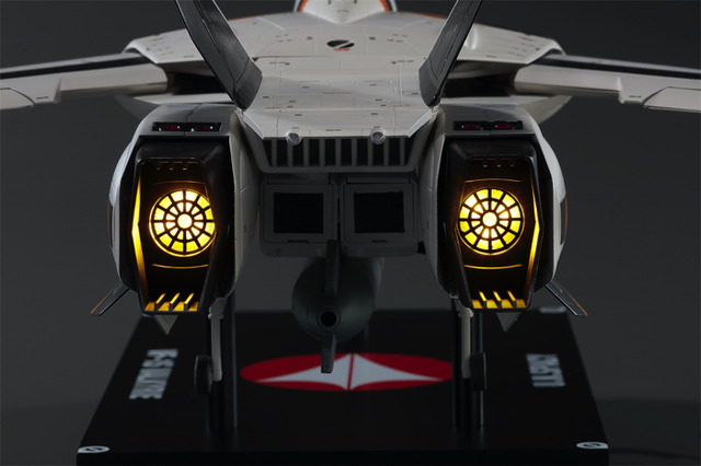 「超時空要塞マクロス VF-1バルキリー ファイターモード ダイキャストギミックモデルをつくる」創刊号特別価格：272円（税別）、2号以降：1,817円（税別）（C）1982.1984 BIGWEST