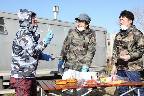 「シュールストレミングを食べてみた」　(C)SHUEISHA Inc. All rights reserved.