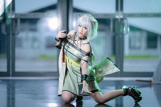 【コスプレ】吸い込まれそうな透明感…！ 中国人気レイヤー・洛洛子「アークナイツ」ケルシーコス【写真32枚】