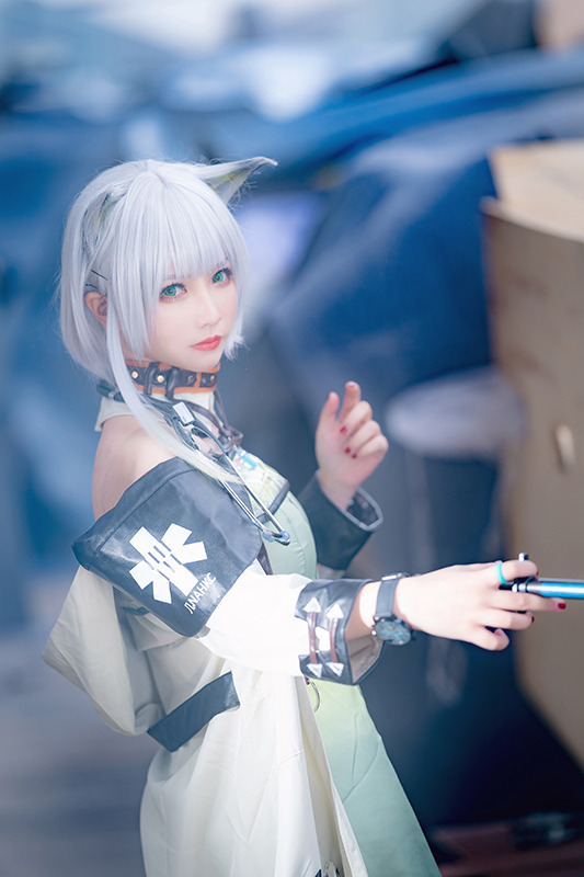 【コスプレ】吸い込まれそうな透明感…！ 中国人気レイヤー・洛洛子「アークナイツ」ケルシーコス【写真32枚】