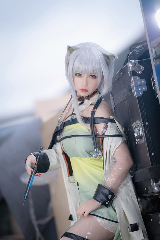 【コスプレ】吸い込まれそうな透明感…！ 中国人気レイヤー・洛洛子「アークナイツ」ケルシーコス【写真32枚】