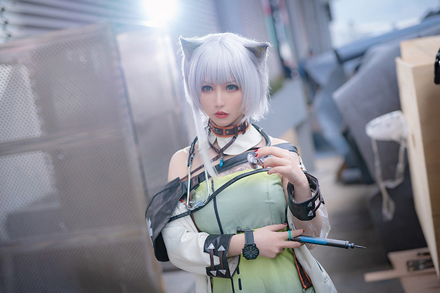 【コスプレ】吸い込まれそうな透明感…！ 中国人気レイヤー・洛洛子「アークナイツ」ケルシーコス【写真32枚】