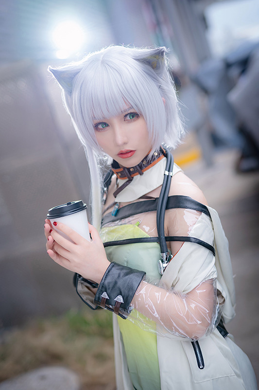 【コスプレ】吸い込まれそうな透明感…！ 中国人気レイヤー・洛洛子「アークナイツ」ケルシーコス【写真32枚】