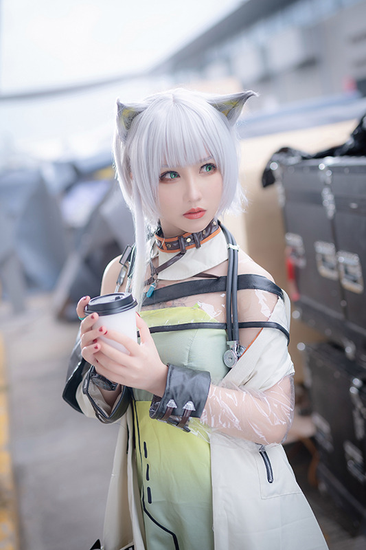 【コスプレ】吸い込まれそうな透明感…！ 中国人気レイヤー・洛洛子「アークナイツ」ケルシーコス【写真32枚】