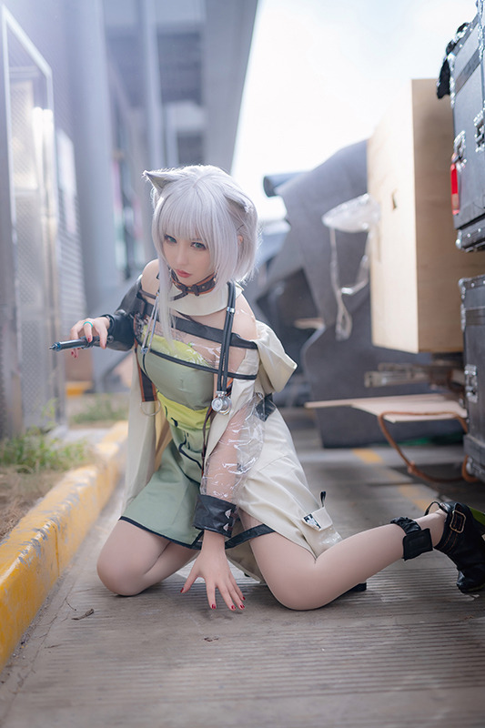 【コスプレ】吸い込まれそうな透明感…！ 中国人気レイヤー・洛洛子「アークナイツ」ケルシーコス【写真32枚】