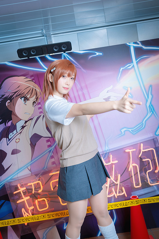 【コスプレ】伊織もえが「とある」御坂美琴に！ 自動販売機を蹴り飛ばす名シーンも再現【写真20枚】