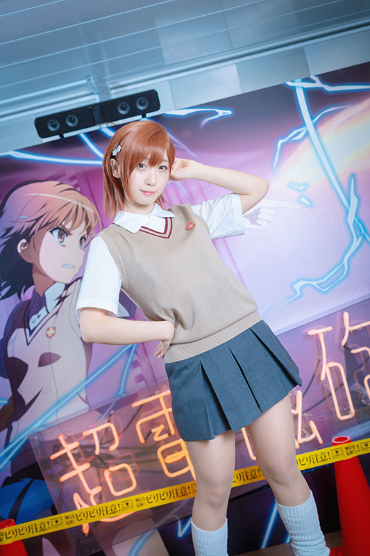 【コスプレ】伊織もえが「とある」御坂美琴に！ 自動販売機を蹴り飛ばす名シーンも再現【写真20枚】