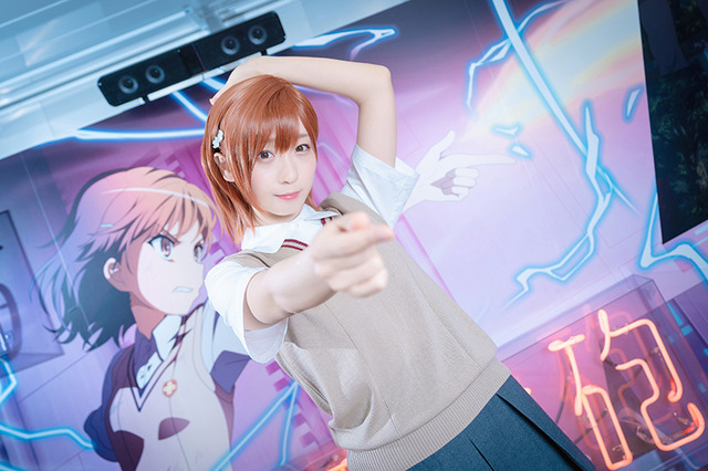 【コスプレ】伊織もえが「とある」御坂美琴に！ 自動販売機を蹴り飛ばす名シーンも再現【写真20枚】