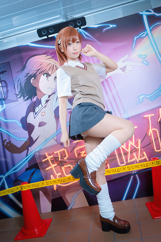 【コスプレ】伊織もえが「とある」御坂美琴に！ 自動販売機を蹴り飛ばす名シーンも再現【写真20枚】