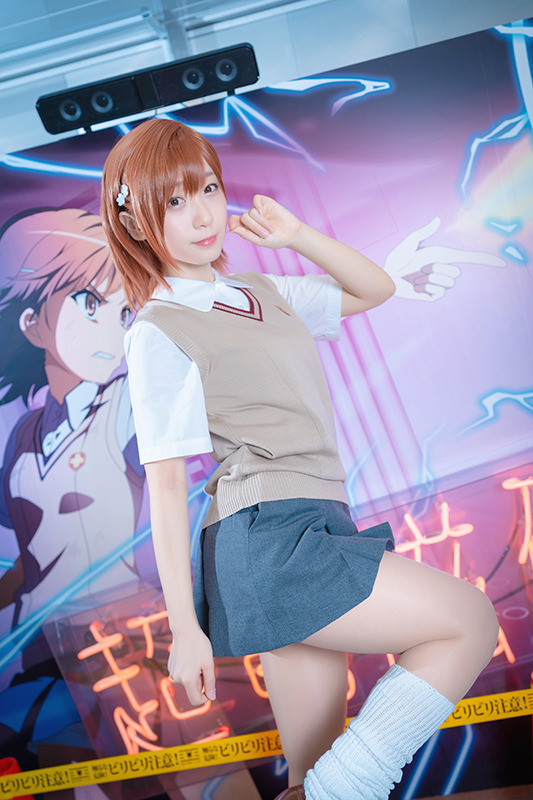 【コスプレ】伊織もえが「とある」御坂美琴に！ 自動販売機を蹴り飛ばす名シーンも再現【写真20枚】