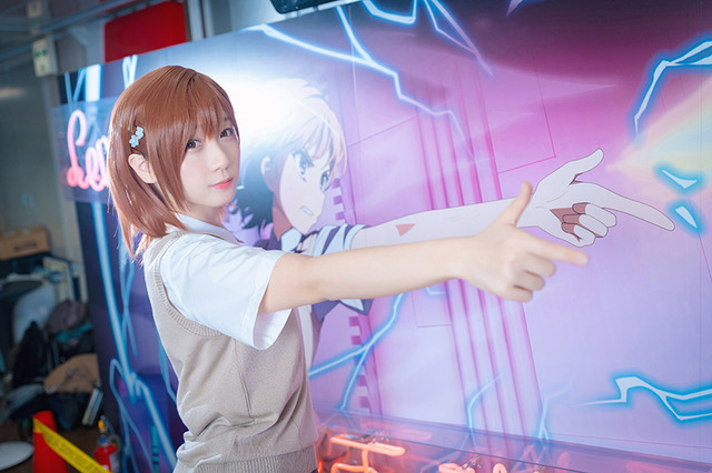 【コスプレ】伊織もえが「とある」御坂美琴に！ 自動販売機を蹴り飛ばす名シーンも再現【写真20枚】