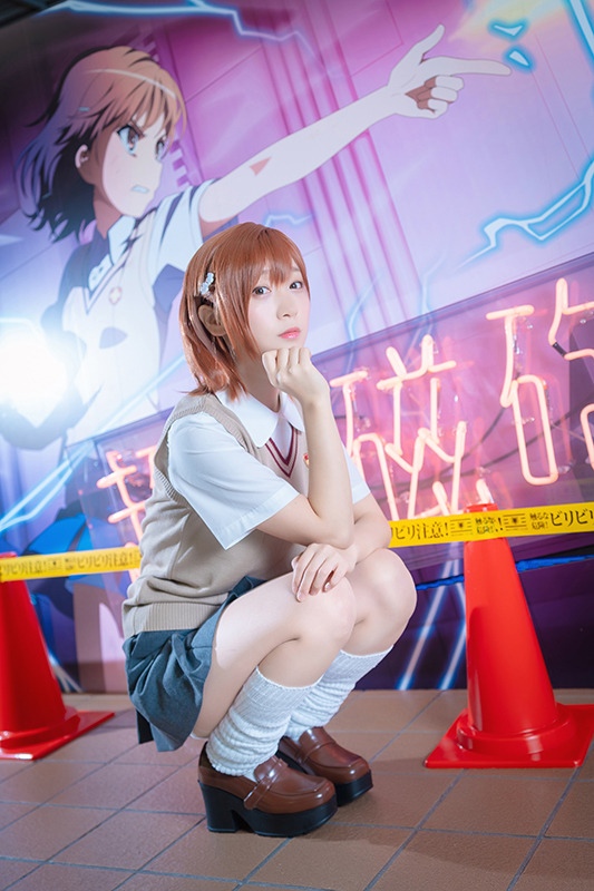 【コスプレ】伊織もえが「とある」御坂美琴に！ 自動販売機を蹴り飛ばす名シーンも再現【写真20枚】