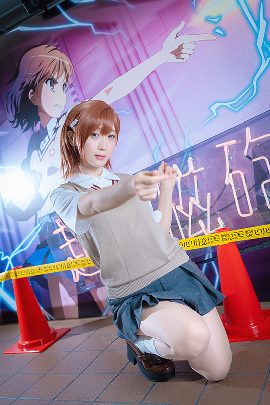 【コスプレ】伊織もえが「とある」御坂美琴に！ 自動販売機を蹴り飛ばす名シーンも再現【写真20枚】