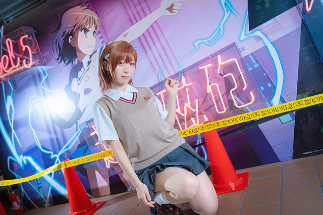 【コスプレ】伊織もえが「とある」御坂美琴に！ 自動販売機を蹴り飛ばす名シーンも再現【写真20枚】