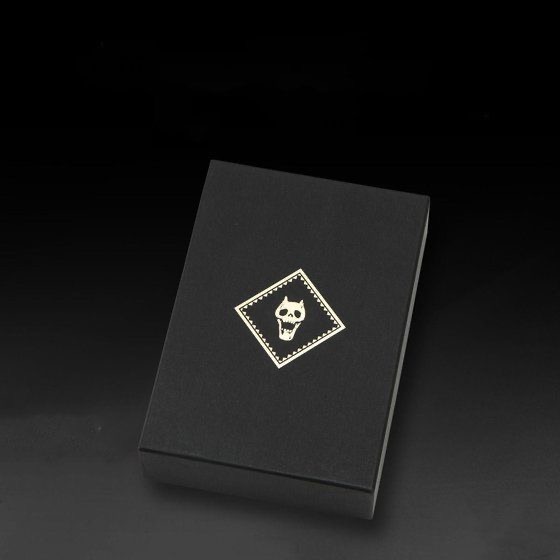 「PB限定【ジョジョの奇妙な冒険 ダイヤモンドは砕けない】吉良吉影 ポケットチーフセット」3,850 円（税込）（C）LUCKY LAND COMMUNICATIONS/集英社・ジョジョの奇妙な冒険DU製作委員会