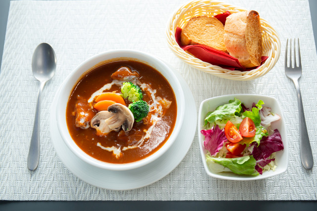 「SAO cafe」アインクラッド産ラグーラビットのシチュー　1,500円（税込）（C）2017 川原 礫／ＫＡＤＯＫＡＷＡ　アスキー・メディアワークス／SAO-A Project（C）KEIICHI SIGSAWA/REKI KAWAHARA（C）BANDAI NAMCO Entertainment Inc.