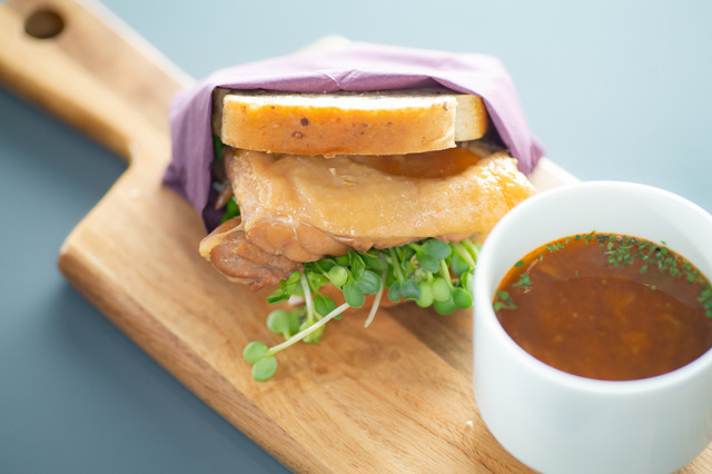 「SAO cafe」アスナお手製テリマヨ風サンド　900円（税込）（C）2017 川原 礫／ＫＡＤＯＫＡＷＡ　アスキー・メディアワークス／SAO-A Project（C）KEIICHI SIGSAWA/REKI KAWAHARA（C）BANDAI NAMCO Entertainment Inc.