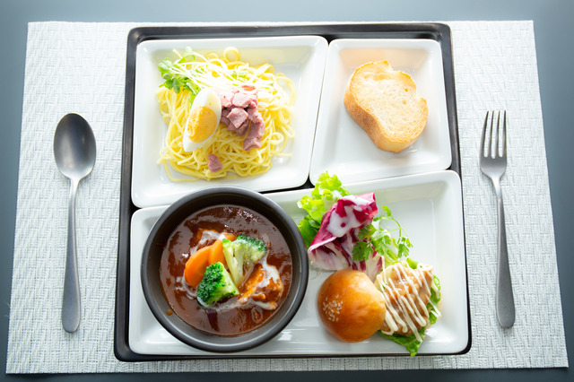 「SAO cafe」キリトの好物大人様ランチ　1,800円（税込）（C）2017 川原 礫／ＫＡＤＯＫＡＷＡ　アスキー・メディアワークス／SAO-A Project（C）KEIICHI SIGSAWA/REKI KAWAHARA（C）BANDAI NAMCO Entertainment Inc.