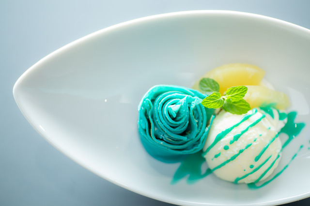 「SAO cafe」咲け、青薔薇クレープ　900円（税込）（C）2017 川原 礫／ＫＡＤＯＫＡＷＡ　アスキー・メディアワークス／SAO-A Project（C）KEIICHI SIGSAWA/REKI KAWAHARA（C）BANDAI NAMCO Entertainment Inc.